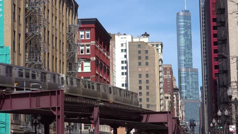 Un-Tren-El-Pasa-Por-El-Centro-De-Chicago,-Illinois.