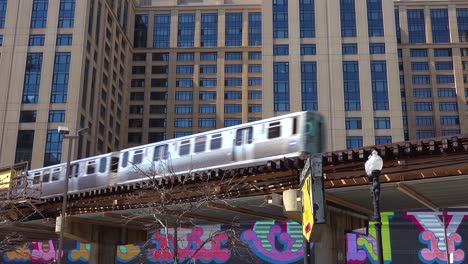 An-El-train-passes-through-downtown-Chicago-Illinois-2