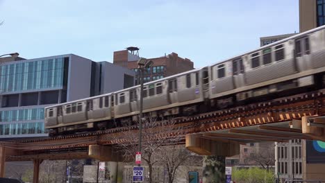 An-El-train-passes-through-downtown-Chicago-Illinois-3
