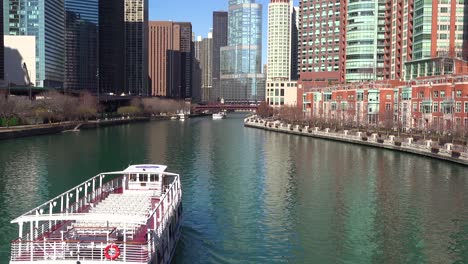 Ein-Flussboot-Fährt-Durch-Die-Innenstadt-Von-Chicago