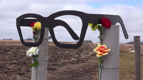 Die-Buddy-Holly-Memorial-Flugzeugabsturzstelle-In-Clear-Lake-Iowa-1