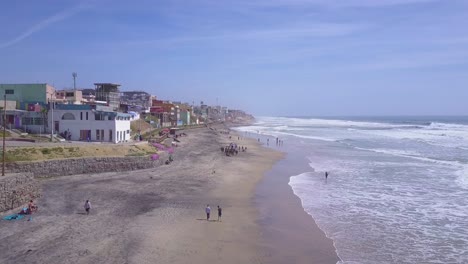 Un-Dramático-Retroceso-Aéreo-Revela-La-Valla-Fronteriza-Entre-Estados-Unidos-Y-México-En-El-Océano-Pacífico-Entre-San-Diego-Y-Tijuana.