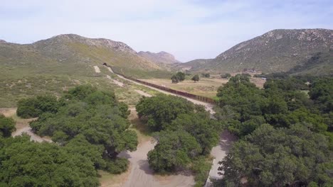 Vorwärtsluftaufnahme-Von-Uns-Mexiko-Grenzmauer-In-Einer-Ländlichen-Gegend