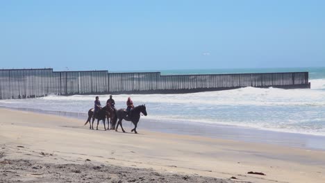 La-Gente-Monta-A-Caballo-En-La-Playa-En-La-Valla-Fronteriza-Entre-México-Y-Estados-Unidos-En-El-Océano-Pacífico-Entre-San-Diego-Y-Tijuana