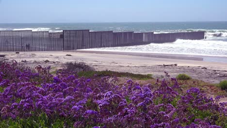 Las-Olas-Ruedan-Hacia-La-Playa-En-La-Valla-Fronteriza-Entre-Estados-Unidos-Y-México-En-El-Océano-Pacífico-Entre-San-Diego-Y-Tijuana-2