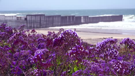 Las-Olas-Llegan-A-La-Playa-En-La-Valla-Fronteriza-Entre-México-Y-Estados-Unidos-En-El-Océano-Pacífico-Entre-San-Diego-Y-Tijuana-5