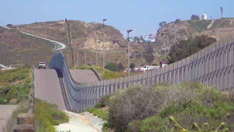 Ein-Grenzpatrouillenfahrzeug-Fährt-Entlang-Der-Grenzmauer-Zwischen-San-Diego-und-Tijuana
