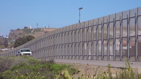Ein-Grenzpatrouillenfahrzeug-Bewegt-Sich-Entlang-Der-Grenzmauer-Zwischen-San-Diego-Und-Tijuana-2