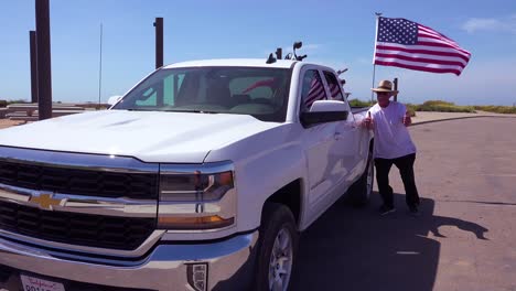 Un-Minuteman-Estadounidense-Patrulla-La-Frontera-De-México-Con-Su-Bandera-Y-Su-Camioneta