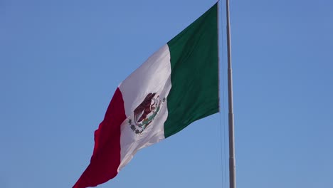 Die-Mexikanische-Flagge-Weht-Entlang-Der-Us-grenze-In-Tijuana-2