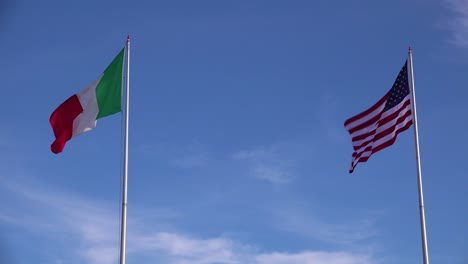 Die-Mexikanische-Flagge-Weht-Neben-Der-Amerikanischen-Flagge-Entlang-Der-Us-grenze-In-Tijuana