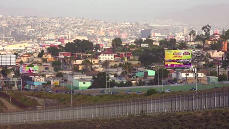 Der-Verkehr-Bewegt-Sich-Durch-Tijuana-Mexiko-Von-Der-Grenzmauer-Oder-Dem-Zaun-Aus-Gesehen