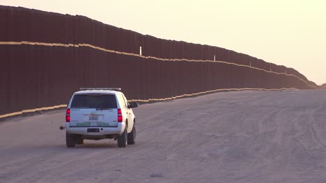 Vehículo-De-La-Patrulla-Fronteriza-Se-Mueve-Cerca-Del-Muro-Fronterizo-En-La-Frontera-De-México-Eeuu-En-Imperial-Sand-Dunes-California