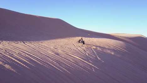 Dune-Buggies-Y-Vehículos-Todo-Terreno-Compiten-Por-Las-Dunas-De-Arena-Imperial-En-California-17
