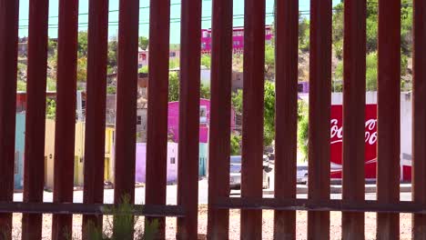 Ein-Blick-Durch-Die-Us-mexiko-grenzmauer-Auf-Die-Stadt-Nogales-Auf-Der-Anderen-Seite