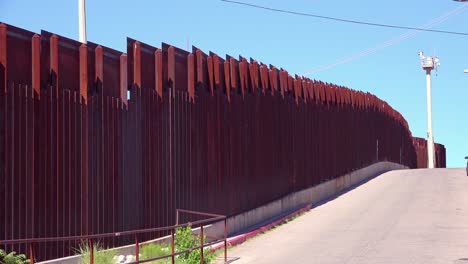 Una-Vista-A-Lo-Largo-De-La-Frontera-Entre-Estados-Unidos-Y-México-En-Nogales,-Arizona-1