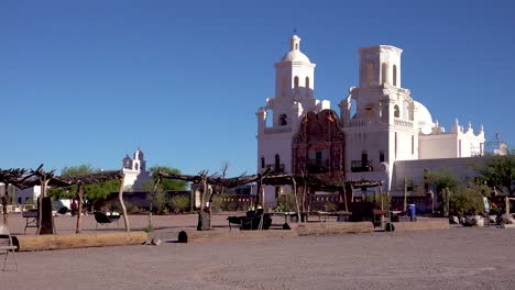 Eine-Schöne-Aufnahme-Von-Mission-San-Xavier-Del-Bac,-Einer-Historischen-Spanisch-katholischen-Mission-In-Der-Nähe-Von-Tucson-Arizona
