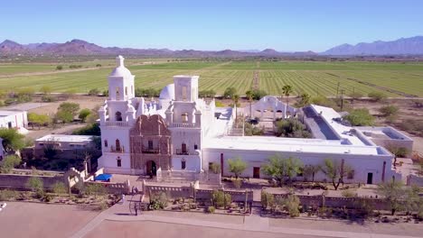 Eine-Wunderschöne-Luftaufnahme-Der-Mission-San-Xavier-Del-Bac,-Einer-Historischen-Spanisch-katholischen-Mission-In-Der-Nähe-Von-Tucson-Arizona