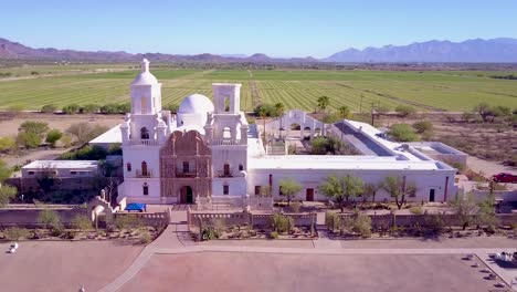 Eine-Schöne-Luftaufnahme-Der-Mission-San-Xavier-Del-Bac-Eine-Historische-Spanisch-katholische-Mission-In-Der-Nähe-Von-Tucson-Arizona
