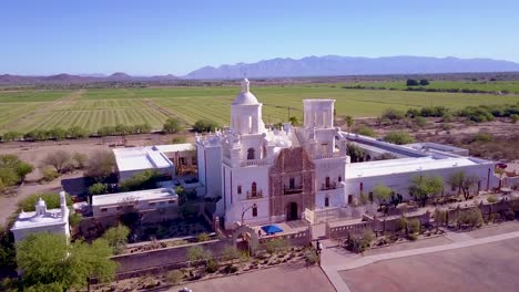 Eine-Wunderschöne-Luftaufnahme-Von-Mission-San-Xavier-Del-Bac,-Einer-Historischen-Spanisch-katholischen-Mission-In-Der-Nähe-Von-Tucson-Arizona-4