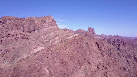 Eine-Antenne-über-Den-Kargen-Und-Hohen-Gipfeln-Der-Sonora-wüste-In-Arizona