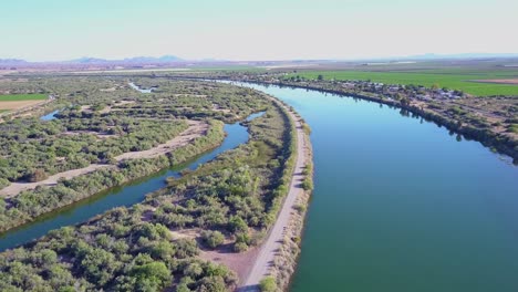 Eine-Hohe-Antenne-über-Dem-Colorado-Fluss,-Der-Entlang-Der-Grenze-Von-Kalifornien-Arizona-Fließt-1
