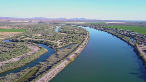 Eine-Hohe-Antenne-über-Dem-Colorado-Fluss,-Der-Entlang-Der-Grenze-Von-Kalifornien-Arizona-Fließt-2