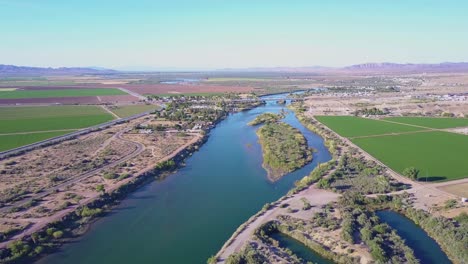 Eine-Hohe-Antenne-über-Dem-Colorado-Fluss,-Der-Entlang-Der-Grenze-Von-Kalifornien-Arizona-Fließt-3
