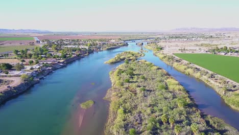 Eine-Hohe-Antenne-über-Dem-Colorado-Fluss,-Der-Entlang-Der-Grenze-Von-Kalifornien-Arizona-Fließt-4
