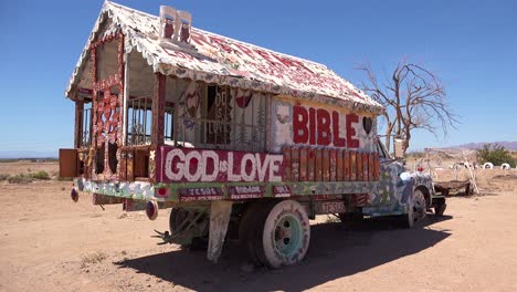 Ein-LKW,-Der-Mit-Bibelversen-Bemalt-Ist-Und-Jesus-Fördert,-Sitzt-In-Einer-Christlichen-Hippie-Kommune-In-Slab-City,-Kalifornien