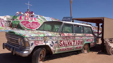 Ein-Auto,-Das-Mit-Bibelversen-Bemalt-Ist-Und-Jesus-Fördert,-Sitzt-In-Einer-Christlichen-Hippie-Kommune-In-Slab-City,-Kalifornien