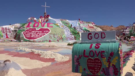 Eine-Riesige-Hippie-christliche-Kunstinstallation-Ehrt-Jesus-In-Der-Wüste-In-Slab-City-Kalifornien