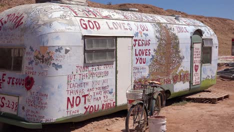 Un-Remolque-Pintado-Con-Versículos-De-La-Biblia-Se-Encuentra-En-El-Desierto-De-Slab-City-California