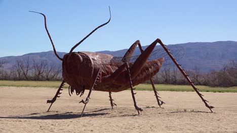 Eine-Riesige-Skorpionskulptur-In-Der-Wüste-In-Der-Nähe-Von-Borrego-Springs-Kalifornien-1