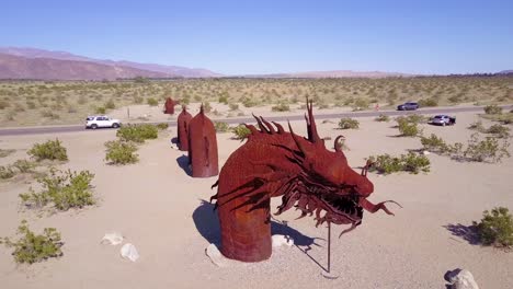 Una-Antena-Sobre-Una-Escultura-De-Dragón-De-Metal-Gigante-En-El-Desierto-Cerca-De-Borrego-Springs,-California