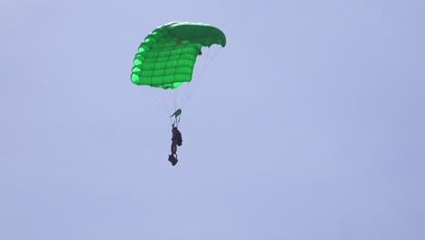 Las-Fuerzas-Militares-De-élite-Y-Los-Paracaidistas-Se-Lanzan-En-Paracaídas-Y-Aterrizan-En-Un-Campo-Durante-Las-Operaciones-De-Entrenamiento-1