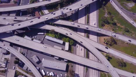 Eine-Ausgezeichnete-Antenne-über-Einem-Riesigen-Autobahnkreuz-In-Der-Nähe-Von-Los-Angeles-Kalifornien-3