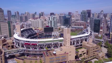 Una-Toma-Aérea-Sobre-El-Centro-De-San-Diego-Con-El-Estadio-Petco-Park-En-Primer-Plano-1