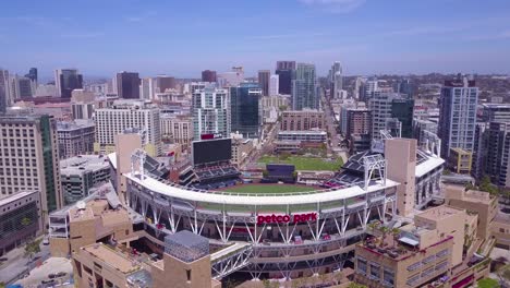 Eine-Luftaufnahme-über-Der-Innenstadt-Von-San-Diego-Mit-Dem-Petco-Park-Stadion-Im-Vordergrund-3