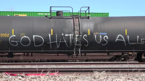 Graffiti-Ateo-En-Un-Vagón-Tanque-De-Aceite-Dice-Que-Dios-Nos-Odia-A-Todos