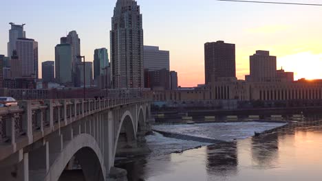 Ein-Sonnenuntergang-Der-Innenstadt-Von-Minneapolis-Minnesota-Mit-Mississippi-River-Vordergrund-1