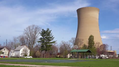 Good-vista-aérea-over-a-nuclear-power-plant-on-Lake-Michigan