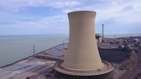 Buena-Antena-Sobre-Una-Planta-De-Energía-Nuclear-En-El-Lago-Michigan-6