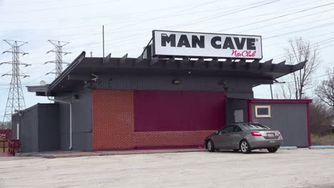 Eine-Außenaufnahme-Des-Nachtclubs-Man-Cave