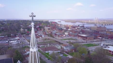 Vista-Aérea-shot-over-small-town-America-church-reveals-Burlington-Iowa-with-Mississippi-Río-background-2