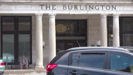 Ein-Alter-Mann-Sitzt-Vor-Dem-Burlington-Hotel-In-Der-Kleinstadt-Amerika?