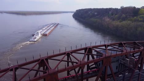 Eine-Schöne-Antenne-Eines-Lastkahns,-Der-Unter-Einer-Stahlzugbrücke-Auf-Dem-Mississippi-Fährt-2