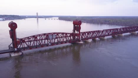 Antena-De-Un-Tren-De-Carga-De-Carbón-Que-Cruza-Un-Largo-Puente-Colgante-Sobre-El-Río-Mississippi