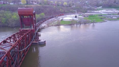 Antenne-Eines-Kohle-Güterzugs,-Der-Eine-Lange-Hängebrücke-über-Den-Mississippi-überquert-1