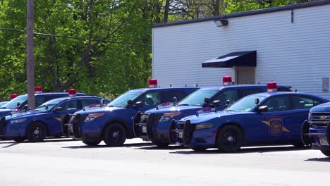 Establishing-shot-of-a-Policía-station-in-Michigan-with-Policía-cars-outside-1